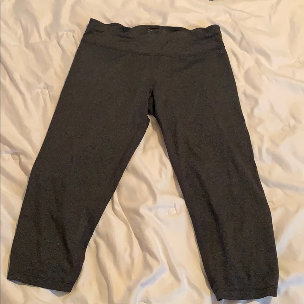 Quarter length fitted workout pants